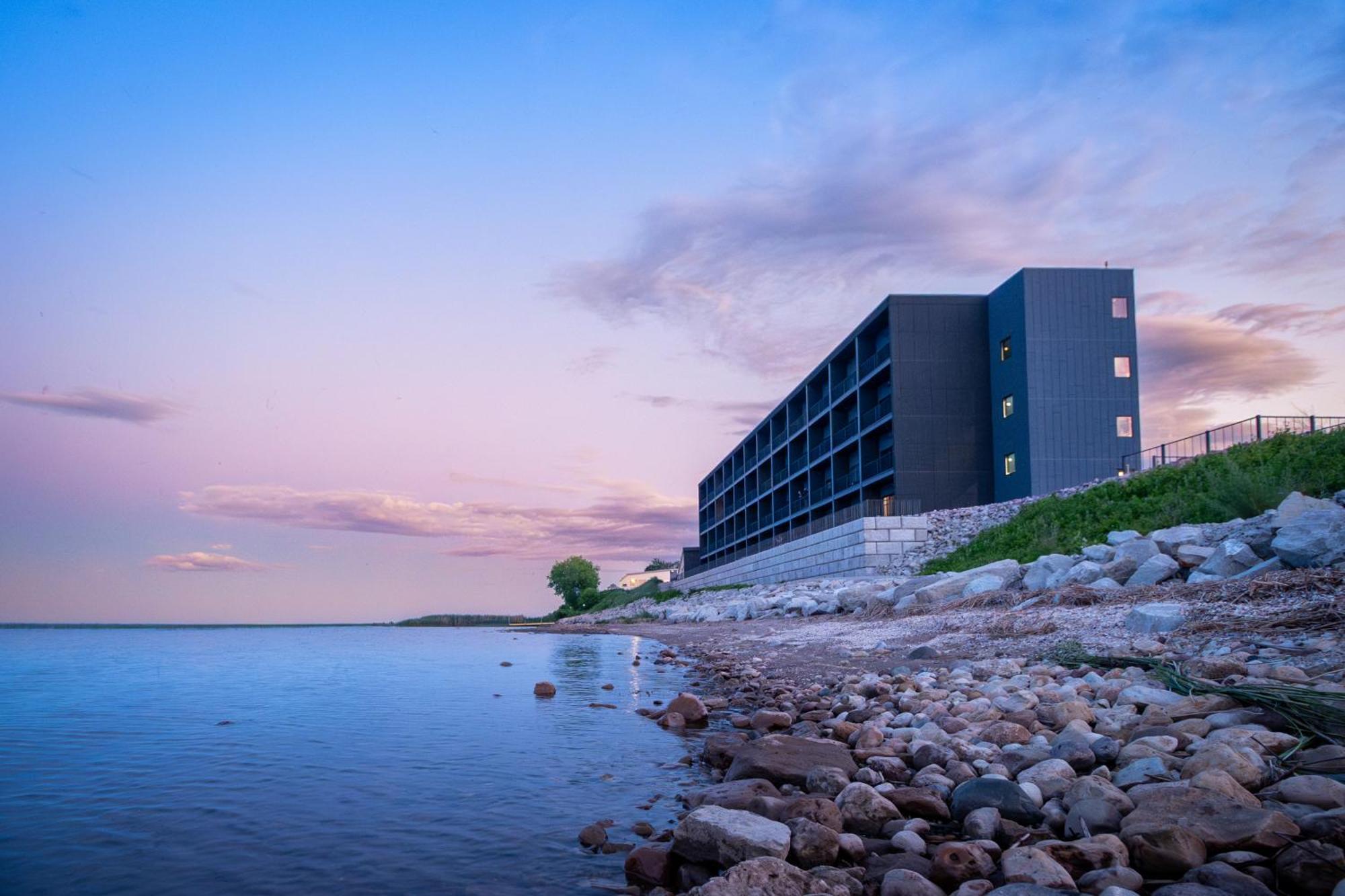 Terrace Bay Hotel - Lakefront Escanaba Exterior photo