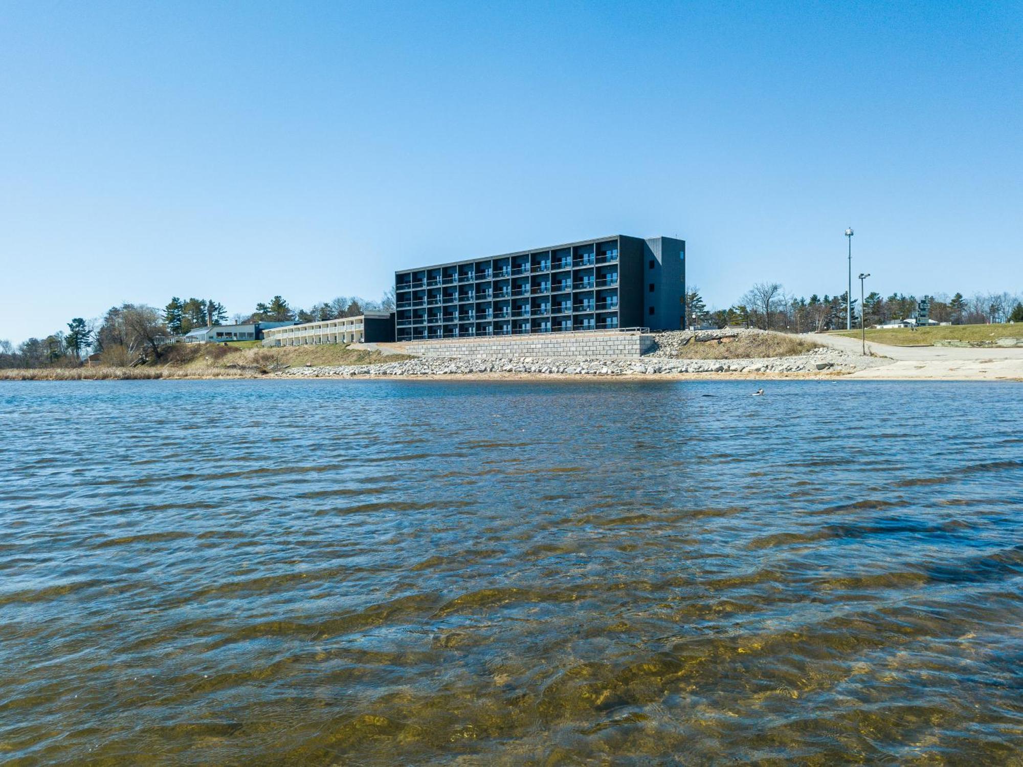 Terrace Bay Hotel - Lakefront Escanaba Exterior photo