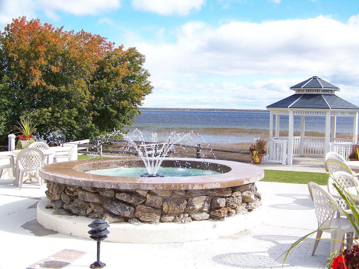 Terrace Bay Hotel - Lakefront Escanaba Exterior photo