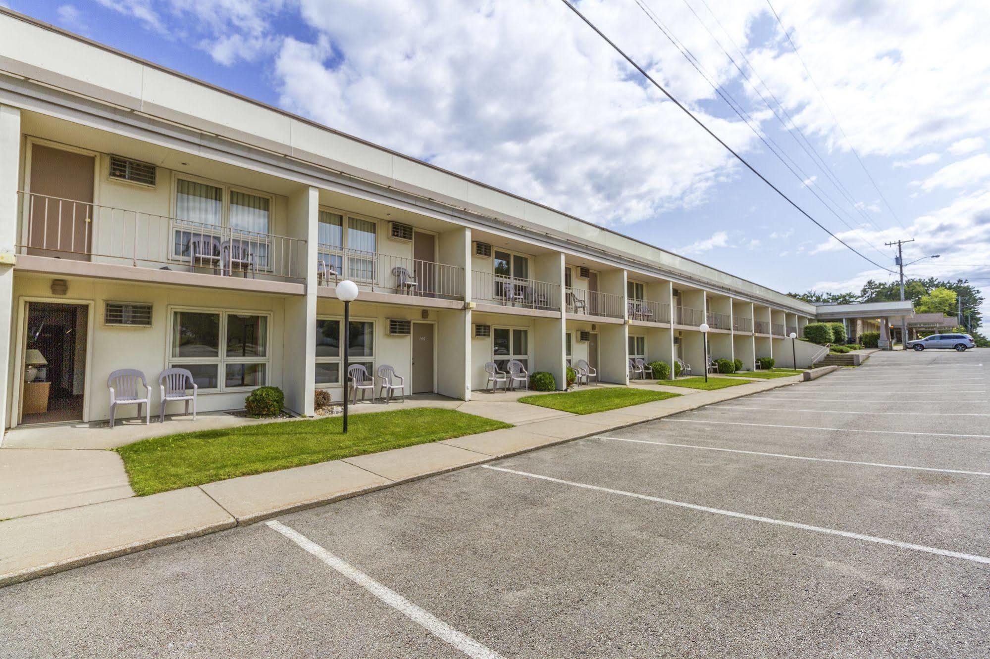Terrace Bay Hotel - Lakefront Escanaba Exterior photo