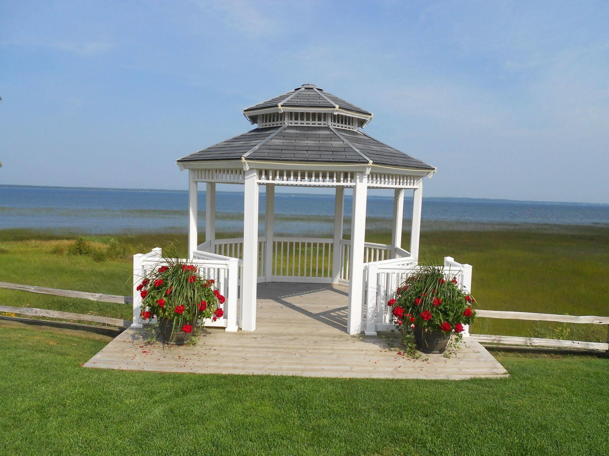 Terrace Bay Hotel - Lakefront Escanaba Exterior photo