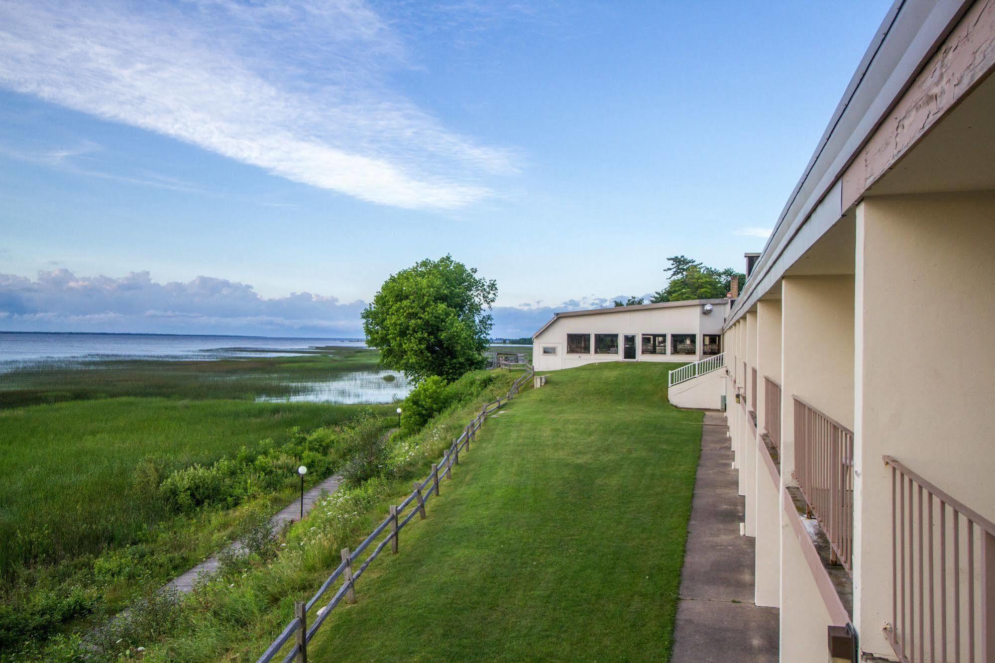 Terrace Bay Hotel - Lakefront Escanaba Exterior photo