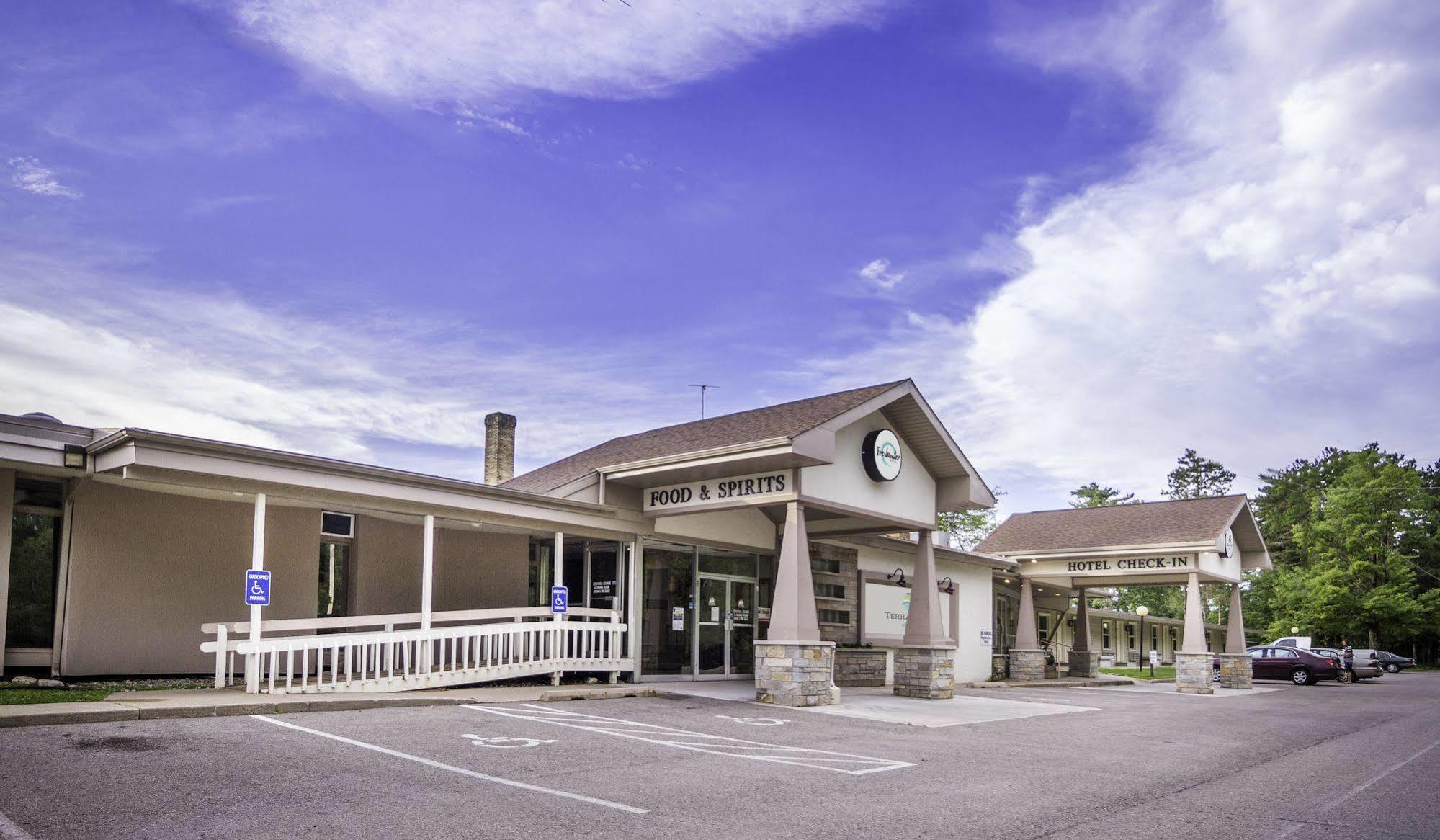 Terrace Bay Hotel - Lakefront Escanaba Exterior photo