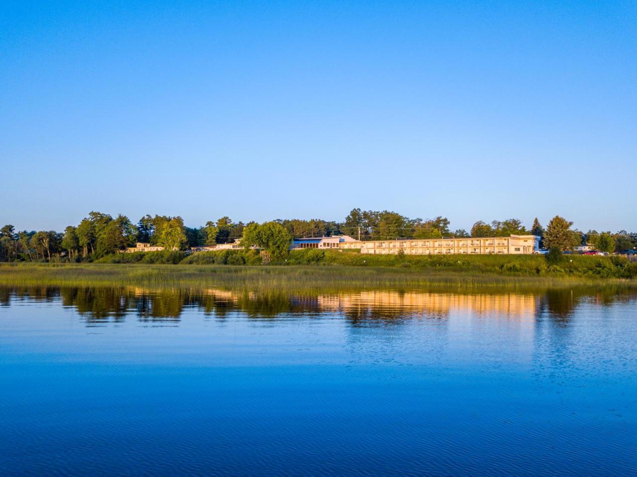Terrace Bay Hotel - Lakefront Escanaba Exterior photo